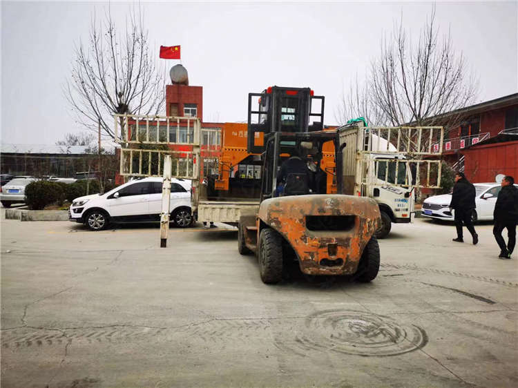 菜葉發(fā)酵全液壓履帶翻堆機(jī)發(fā)貨現(xiàn)場