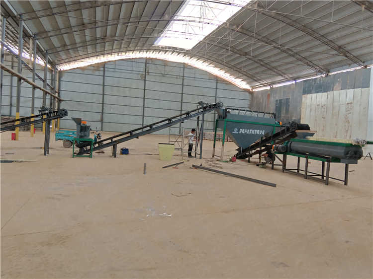 發(fā)酵設(shè)備生產(chǎn)線羊糞履帶翻拋機(jī)客戶安裝現(xiàn)場(chǎng)