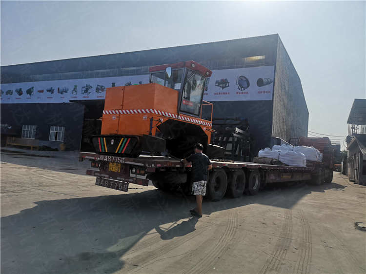 由一人操控駕駛的條垛式堆肥設備履帶翻拋機