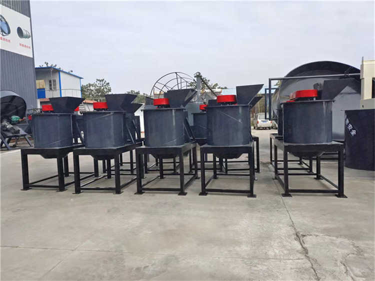 牛糞立式粉碎機不宜堵塞,下料順暢