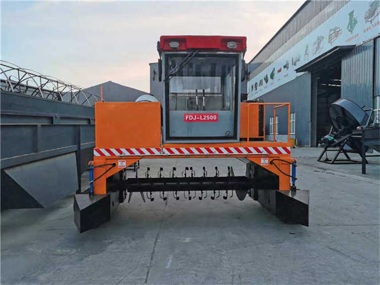 履帶有機(jī)肥發(fā)酵翻堆機(jī),行走式堆肥腐熟設(shè)備,羊糞條垛式翻拋機(jī)