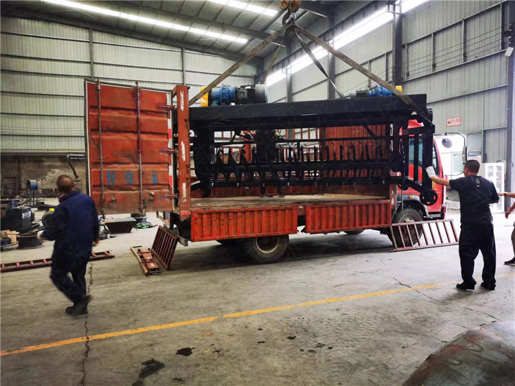 用于多槽肥料翻堆發(fā)酵有機(jī)肥設(shè)備,豬羊糞槽式翻拋機(jī),軌道式糞污腐熟堆肥機(jī)