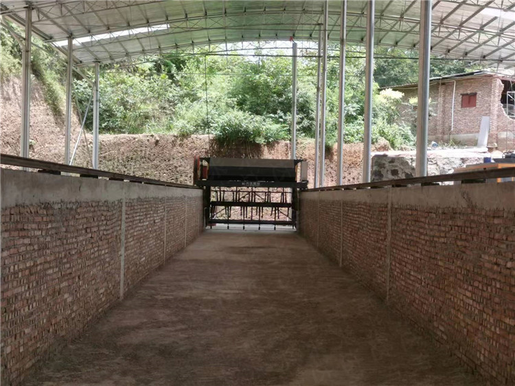 牛糞簡(jiǎn)易槽式翻拋機(jī)發(fā)酵現(xiàn)場(chǎng),一機(jī)多槽,節(jié)約投資,快速發(fā)酵