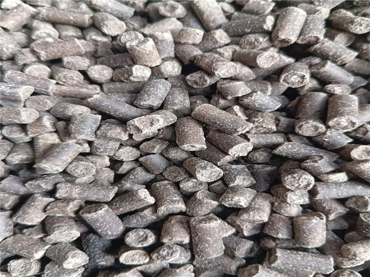 有機(jī)肥雞糞平模擠壓造粒機(jī),粉狀物料經(jīng)過擠壓成型,適用范圍廣,無需烘干