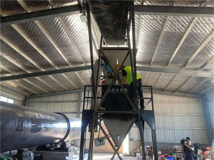 自動顆粒定量稱重包料機(jī),有機(jī)肥生產(chǎn)線設(shè)備,雞糞粉末肥自動包裝機(jī)