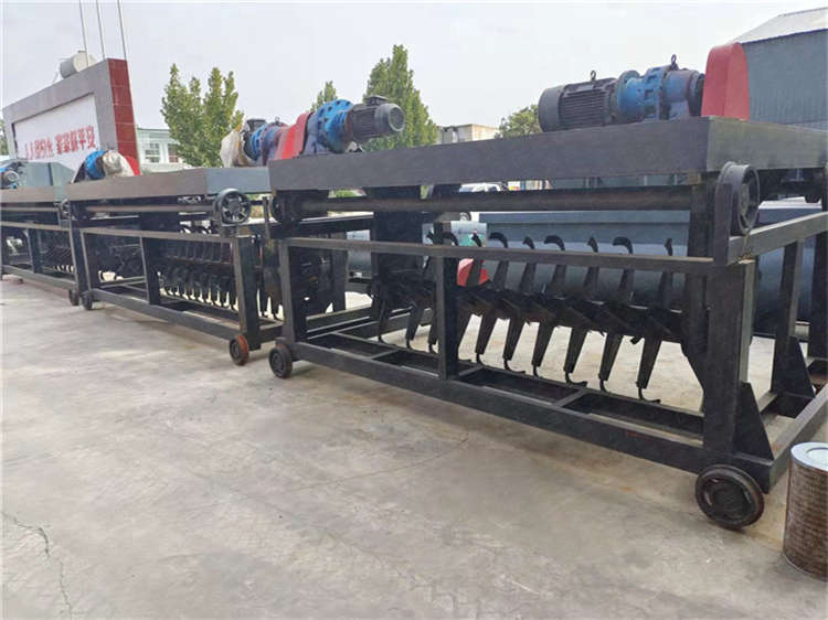 槽式翻拋機主要用于畜禽糞便的發(fā)酵腐熟翻堆處理,污泥秸稈肥料翻耙機