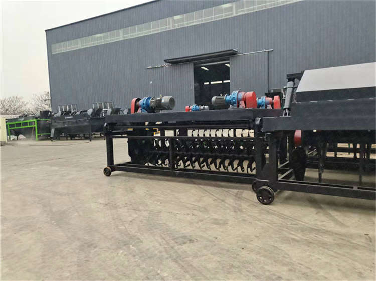 槽式翻拋機主要用于畜禽糞便的發(fā)酵腐熟翻堆處理,污泥秸稈肥料翻耙機