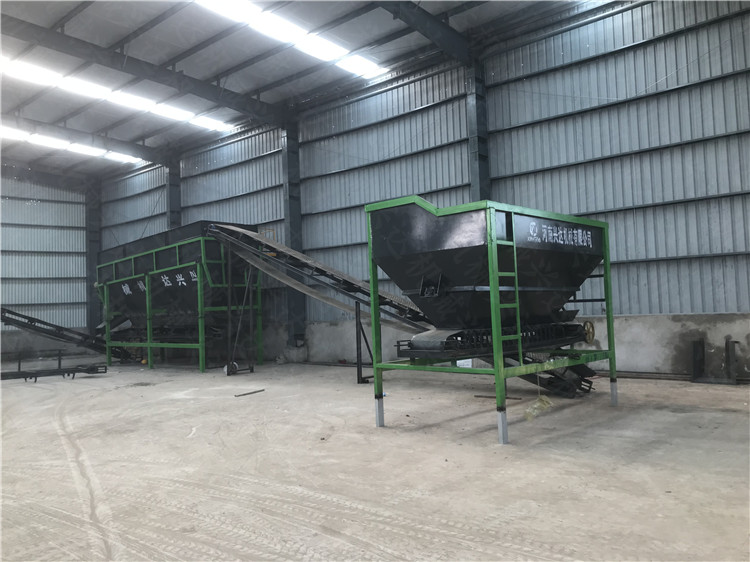 鏟車喂料設(shè)備 有機(jī)肥生產(chǎn)給料倉 加工雞糞肥料客戶鏟車料倉使用現(xiàn)場(chǎng)