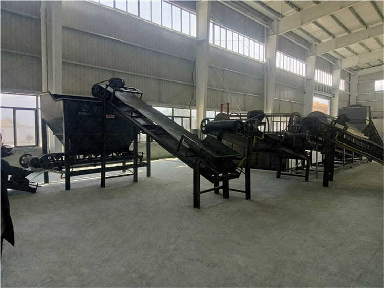 鏟車喂料設(shè)備 有機(jī)肥生產(chǎn)給料倉 加工雞糞肥料客戶鏟車料倉使用現(xiàn)場(chǎng)